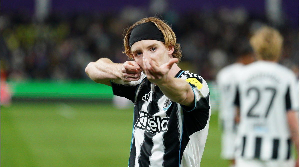 Transfer news LIVE: Anthony Gordon wanted by Bayern Munich